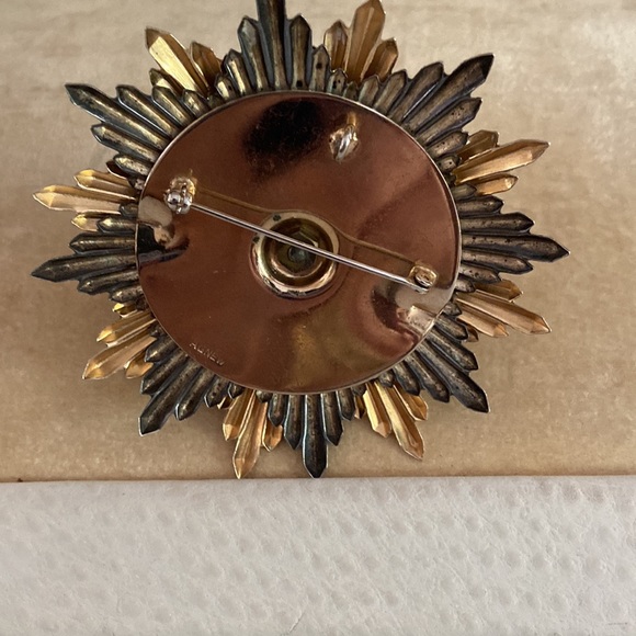 Huge 3.25” pendant/brooch marked AGNEW. Silver tone & gold tone w 3 layers. - Picture 3 of 5